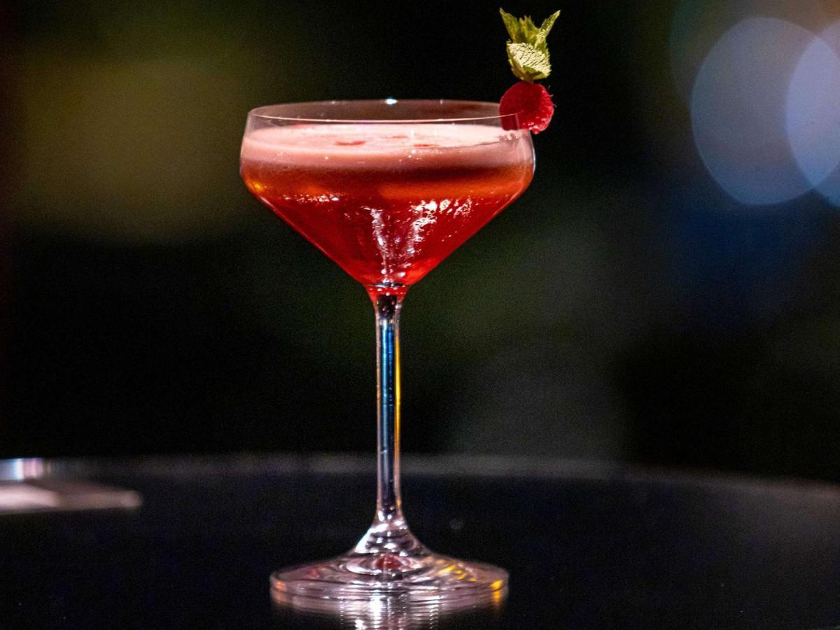 Отель Sofitel Lyon Bellecour Экстерьер фото A Clover Club cocktail