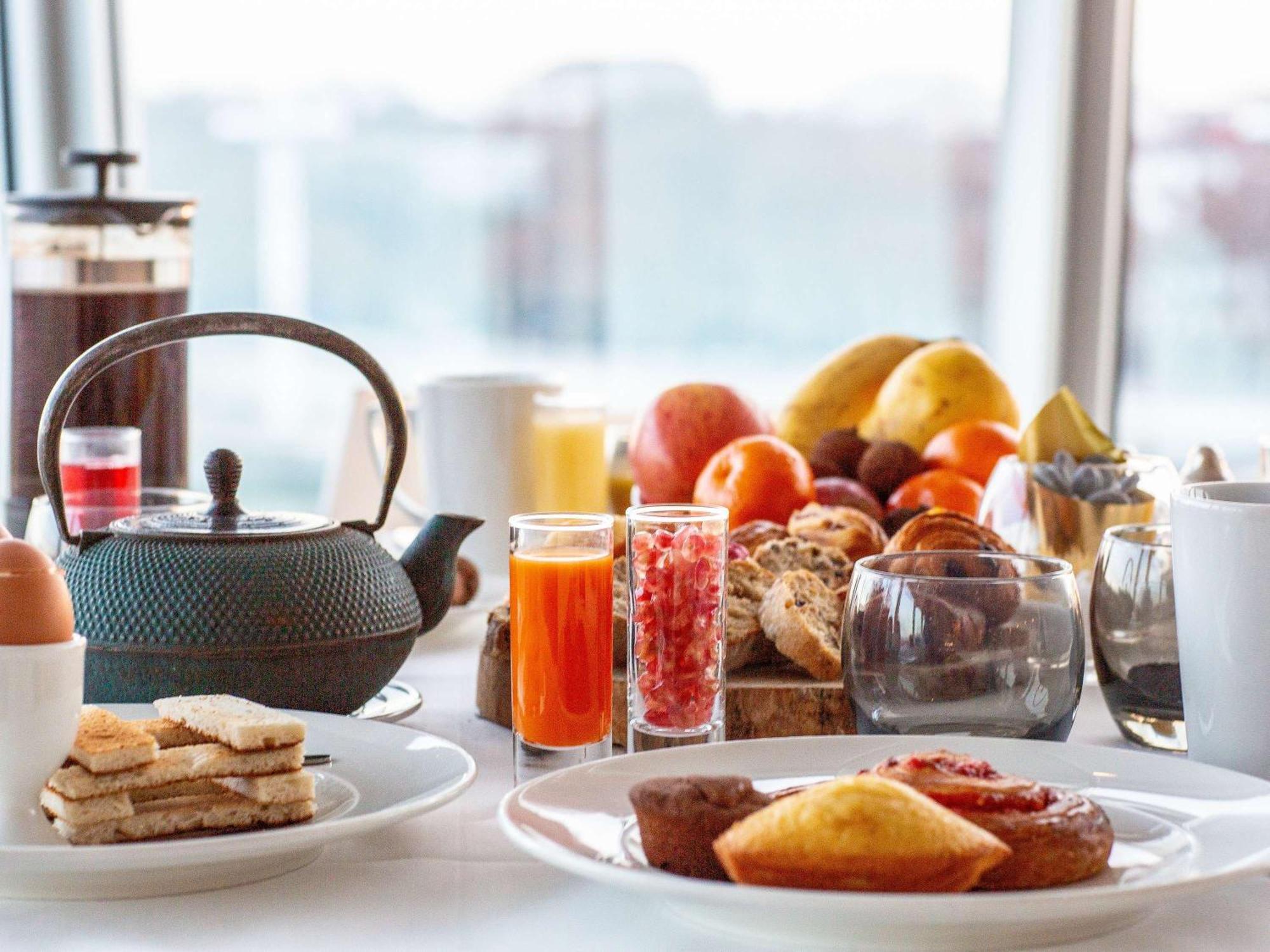 Отель Sofitel Lyon Bellecour Экстерьер фото A breakfast buffet