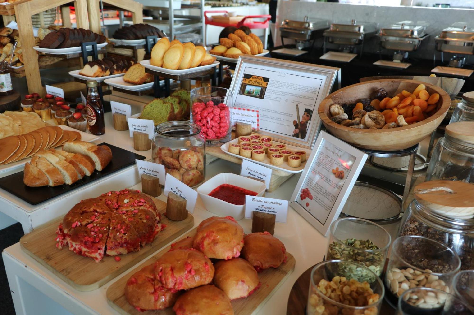 Отель Sofitel Lyon Bellecour Экстерьер фото A selection of pastries at a buffet