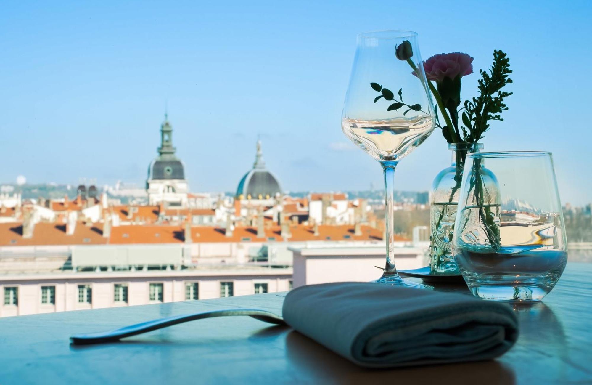 Отель Sofitel Lyon Bellecour Экстерьер фото View from the restaurant