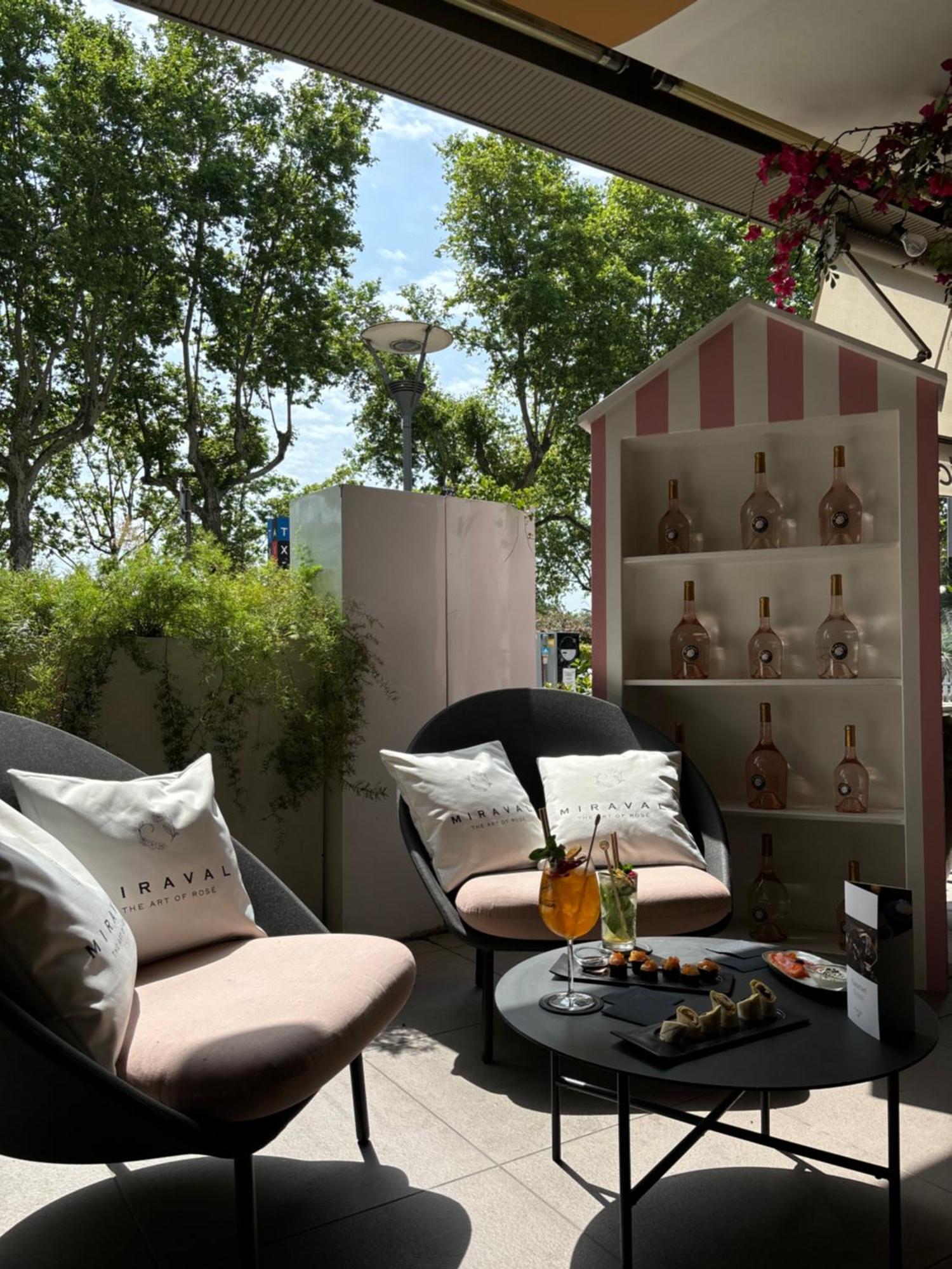Отель Sofitel Lyon Bellecour Экстерьер фото A cocktail at the Miramar Beach Club